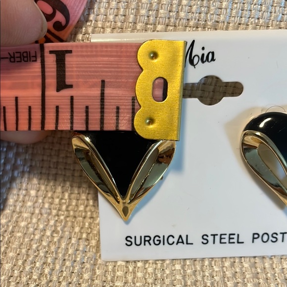 Black and Gold Heart Earrings - Picture 4 of 4